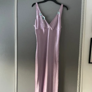 Vintage klänning/sleepwear - Vintage siden klänning/sleepwear från debenhams. Har lapp kvar. Har några defekter som ett sträck(syns på bilden) aldrig testat att få bort. Samt några lösa trådar vid urringningen som inte märks av. Är i stl 12 (M enligt google men passar S)😊