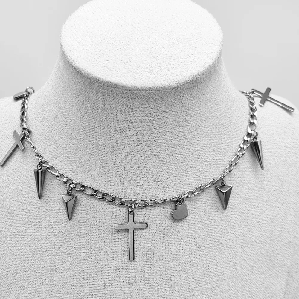 Handgjort unik  halsband och exklusiv design🖤 Följ :@ekjewelryofficial🤲 ⛓️Gjord i bra kvalitet💎Material- rostfritt stål. Längd: 44cm. 190kr . Accessoarer.