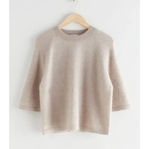 Stickad tröja - Jätte snygg stickad tröja i beige från OtherStories, förekommer en liten defekt på höger baksida av tröja( se sista bilden) ord.pris 690