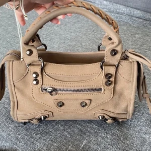 Handväska - Säljer nu denna snygga Balenciagaliknande väska! Köpt här på plick men inte hunnit använda den innan jag köpte en annan🤍🤝🏻 Kan mötas upp i Stockholmsområdet eller posta!