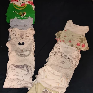 Body's till bebis  - 7 vanliga body's och 6 omlott. Blandade märken newbie , hm, lindex Tex..