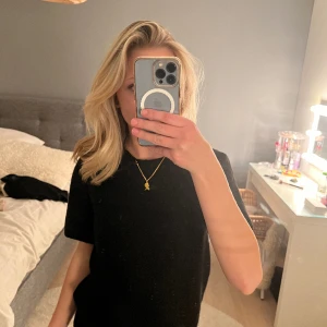 Stickd T-shirt  - Jättesöt slutsåld stickad T-shirt från hm❣️❣️Aldrig anvönd🙌🏻🙌🏻