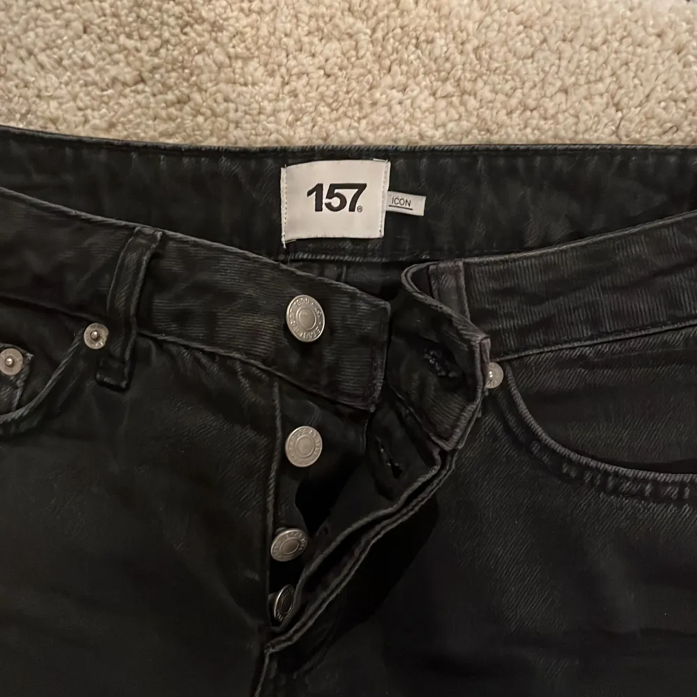Jätte snygga lågmidjade jeans från lager 157 i model: icon. De är raka i benen och sitter perfekt på mig som är 163 cm lång. Mycket bra skick och knappt använda.. Jeans & Byxor.