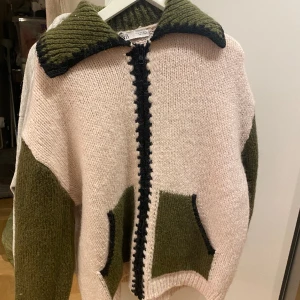 Stickad kofta från Zara🩷 - En stickad korta från zara för ett år sedan. Har hängt i garderoben mest förutom de få gånger den har andvänts.💗så i fint skick. Kan inte mötas upp utan postar bara. Köpare betalar frakten🤍