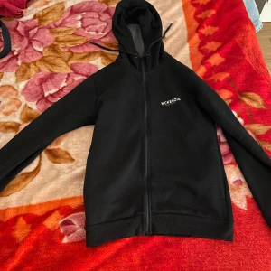 McKenzie luvtröja - Har haft den i ett år men det finns inga synliga tecken, säljer då den är för liten