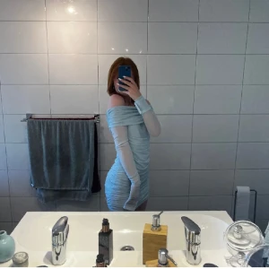 ljusblå klänning  - jättefint skick, använd en gång💕