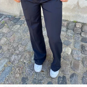 Design by si kostym byxor  - Jag säljer mina kostym byxor köpte på deras hemsida för 1 månad sen har  haft på mig dom 2 gånger.skriv till mig för mer bilder.köpte för 600kr jag säljer dom för 475kr