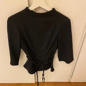 Mörkblå blus som knyts i midjan från zara med öppen rygg. Använd 2-3 gånger.🎀🛍️