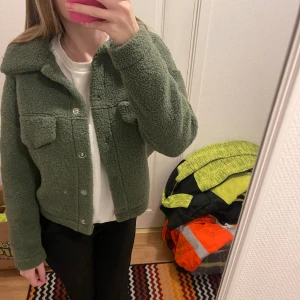 Grön teddyjacka💚 - Mossgrön teddyjacka från gina! I superfint skick men har för många jackor därav säljer jag💚 storlek XS i nyskick