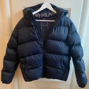 Tommy hilfiger jacka - Nyskick på jackan inga synliga defekter, nypris: runt 2500 beroende på vart man tittar. Fast pris inget prutande.