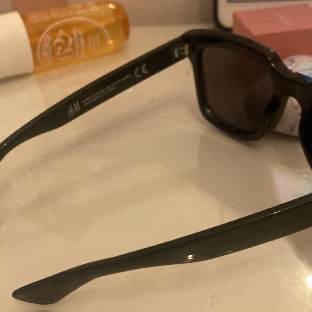 Ett par svarta solglasögon som är från hm och dom är nästan aldrig använd så dom är i väldigt bra skick.. Accessoarer.