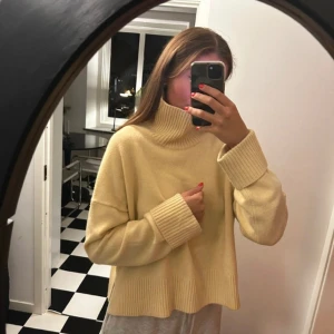 Ljus gul Ull tröja Arket - Ljus gul 100% ull tröja  Från arket  Endast använd 3 gånger