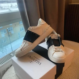 Valentino Rockstud Sneakers - Säljer nu mina Valentino sneakers i modellen Rockstud Untitled med nitar runt hela skon. De är köpta direkt från valentinos egna hemsida för 8 515kr och kartong, kvitto, dustbag, äkthetsbevis och en extra nit kommer självklart med. De är i bra skick❤️