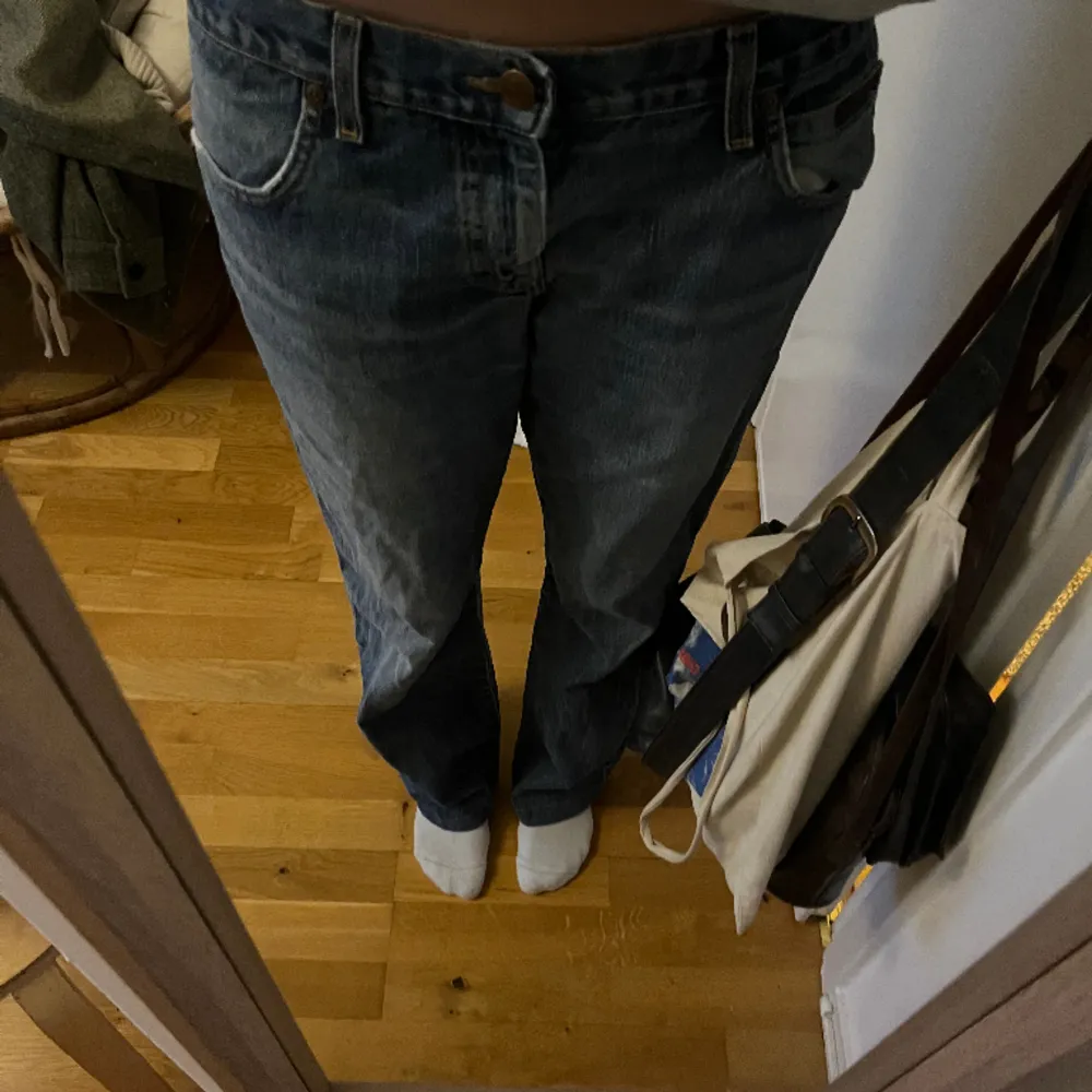 Ett par lågmidjade straight baggy jeans från wrangler, köpta i Köpenhamn. I väldigt bra skick. Strl står ej. Midjemått: 46 cm. Innebenslängd: 72cm. Vidd längst ner: 23cm.  Skriv om du har några frågor 💕. Jeans & Byxor.