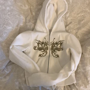 Vit hoodie - Vit hoodie med guld tryck