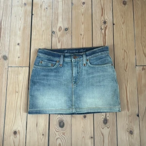 Jeanskjol  - Säljer denna fina jeanskjolen då den aldrig kommit till användning. Köpte den på secondhand men märkte att den var för liten för mig. Kjolen är i bra skick och inga hål eller slitningar. Materialet är bomull. Fråga gärna om ni vill ha fler bilder💗