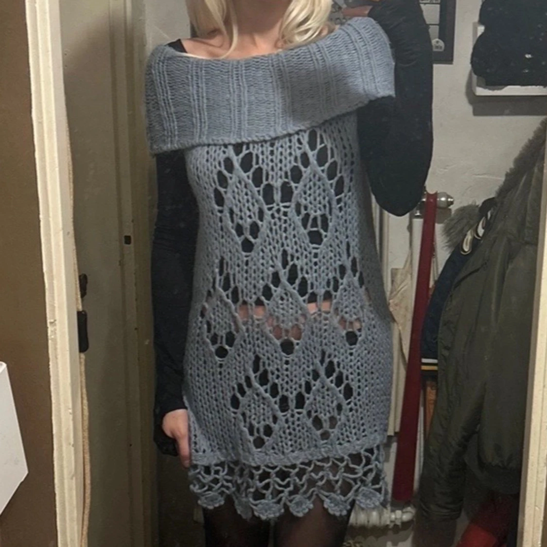 blå stickad klänning