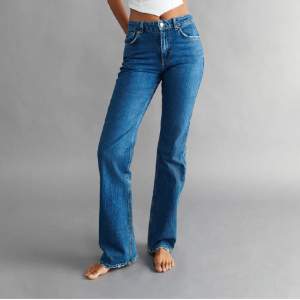 Hej!! Säljer mina bootcut/ flare jeans från ginatricot super fina och dem är inte så högmidjade som de ser ut på bilden skriv om ni vill ha flera bilder!💕