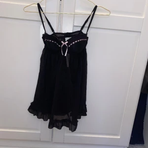 Korsett - Supersnygg och trendig vintage korsettopp💕Jättefint skick. Storlek M men skulle snarare säga S då kuporna är små😇 Skriv vid funderingar och kolla in mina andra annonser🙌💞