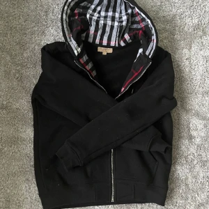 Burberry zip - Tjena, säljer en burberry zip. Den är i storlek L men passar även M. Den är i nyskick och har inga skador 