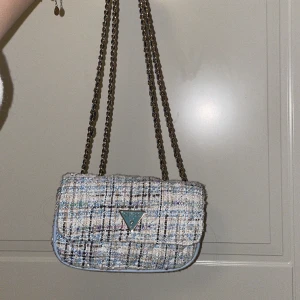 Guess väska  - Intressekoll på en av mina favoritväskor. Funderar på att sälja då jag har andra jag använder mer. Så söt väska till sommaren med guldetaljer💕💕 köpt för 1099. Köparen står för frakt 📦