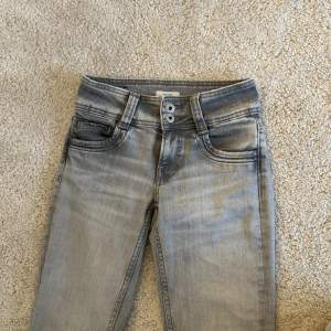 Säljer gråa Pepe jeans i storleken 24x32. Säljs pågrund av att dem är för små. Dem är helt slutsålda. Jätte fint skick, köptes för 2 månader och har använts 2/3 gånger.  (Kan bara mötas upp i Stockholm)