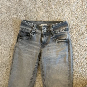 Gråa Pepe Jens!! - Säljer gråa Pepe jeans i storleken 24x32. Säljs pågrund av att dem är för små. Dem är helt slutsålda. Jätte fint skick, köptes för 2 månader och har använts 2/3 gånger.  (Kan bara mötas upp i Stockholm)