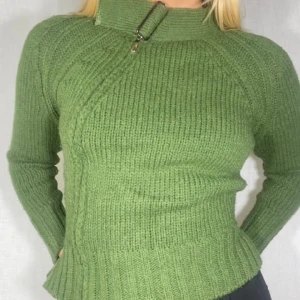 Grön stickad kofta  - Finns att köpa på jealoussecondhand.com