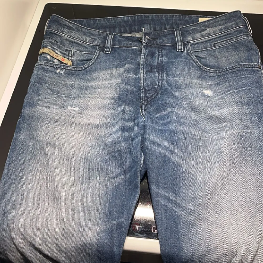 Hej! Säljer nu mina feta diesel jeans då de inte kommer till användning. Riktigt snygga och bra skick. Strl. 32. Nypris 1600kr. Jeans & Byxor.