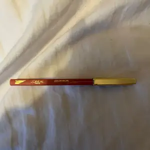 En loreal lip penna som är bara testad för gillar inte färgen så mycket 💋