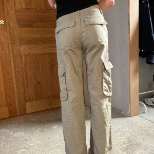Gina Tricot cargo trousers gröna - Storlek 32. Insidan av benen har längd 74 cm. Har använts en del men inget fel på dem - fin ljusgrön färg. 