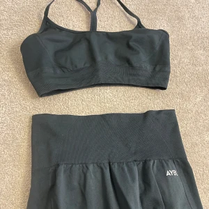 AYBL  - Ett träningsset från AYBL. Aldrig använt, storlek M i top och tights. Köpt för 1000kr. Köp båda för 700kr 