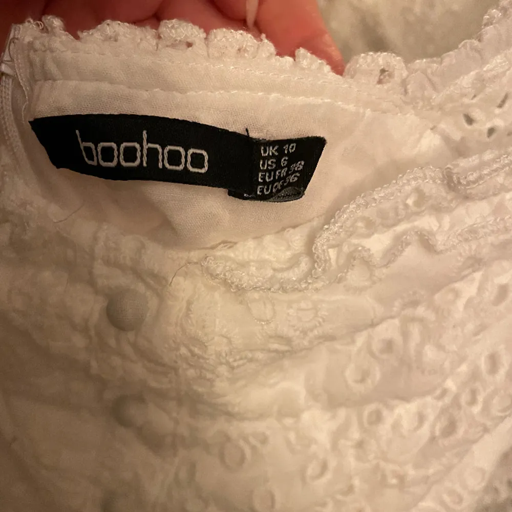 Såå fin vit klänning från boohoo, passar perfekt till studenten😍Den är oanvänd . Klänningar.