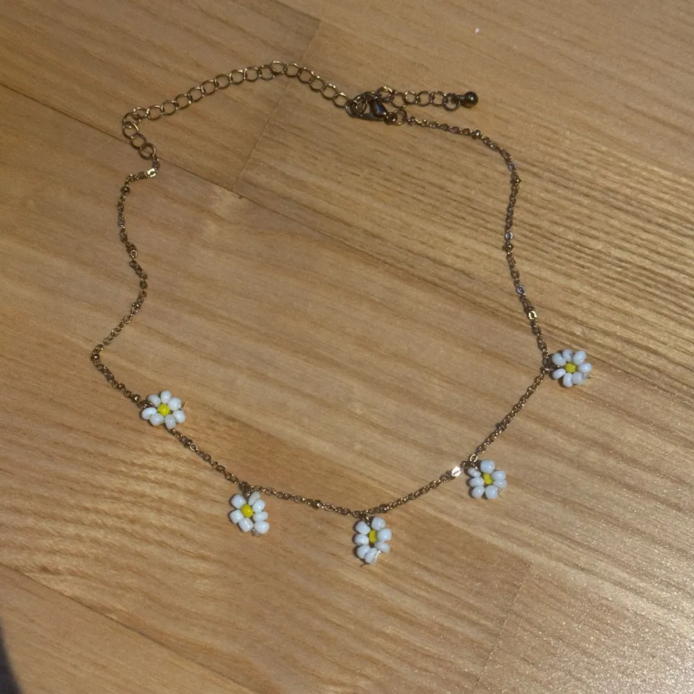 kort halsband med blommor av pärlor, fint skick ⭐️ använd ”köp nu”. 13/1-2024. Accessoarer.