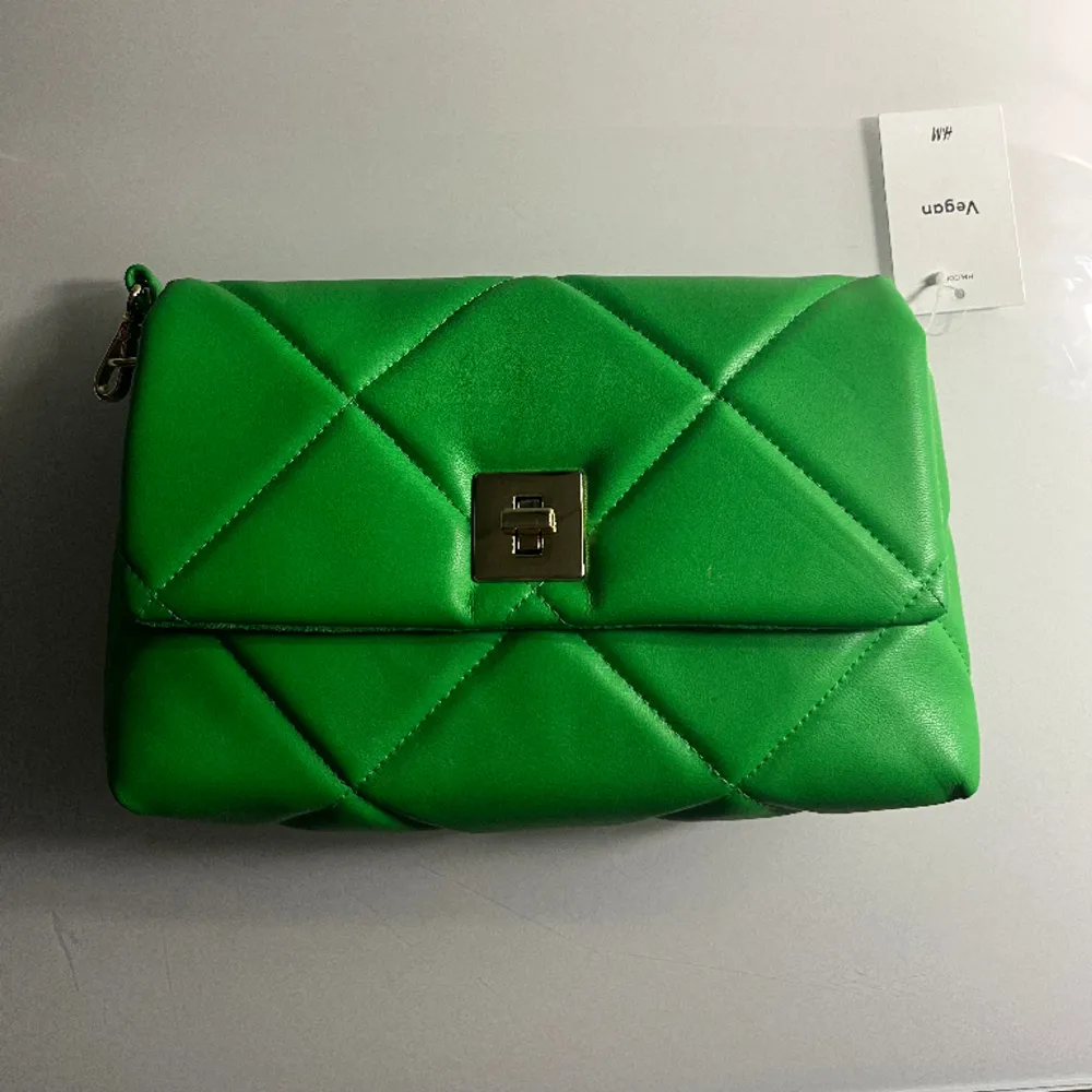 En grön väska som både kan användas som handväska samt axelväska. Band ingår! Otroligt fin nyans utav grön. Väskan rymmer väldigt mycket🥰. Väskor.