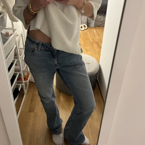 Low rise jeans - Sjukt snygga baggy jeans köpta second hand. Inga defekter eller liknande. Jag har sytt in ett gummiband i midjan då de va lite stora men inget som syns och går enkelt att ta bort om man vill!!🩷