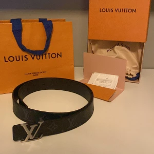 Louis Vuitton Bälte - Tja, säljer nu mitt LV bälte då jag bytt stil och inte använder det längre. Köpte det i florens i Italien på Louis vuittons butik i somras. Sparsamt använt men har de lilla vita färgen som dock man inte tänker på. Har inte testat att ta bort…