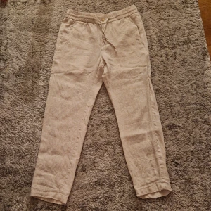 Skagen Clothing Linnebyxor - Säljer nu mina Skagen Linnebyxor då de inte passade mig. Skicket är 9/10 då de endast är använda 1-2 gånger, Storlek S, Nypris: 800kr, Mitt pris: 350kr