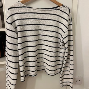 Randig tröja - Randig stickad tröja köpt på H&M i somras som inte används längre. Skulle säga att den är i typ frotté material, superfint skick!