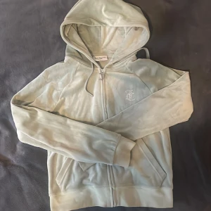Grön Juicy Couture tröja -  Jättefin juicy tröja med detalj på baksidan. Köpt för 850. Säljer pga att jag inte använder den och att den är lite för liten. 