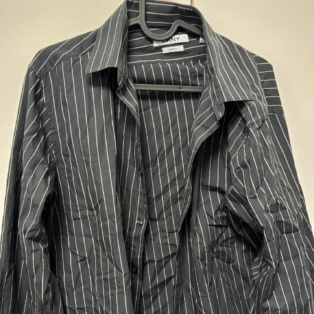 Vintage DKNY Skjorta Storlek 34/35 vilket motsvarar M eller L passar mig som är Medium. Säljs för 450 men pris kan diskuteras.. Skjortor.