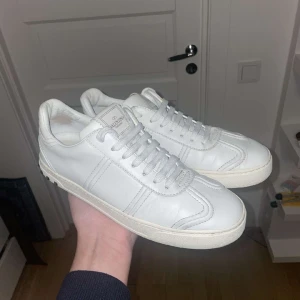 Valentino Flycrews  - Skit snygga helvita Valentino Flycrews | Passar alla outfits. | Condition: 8/10 | Storlek 40 | (Alla Spikar på hälen sitter kvar! )