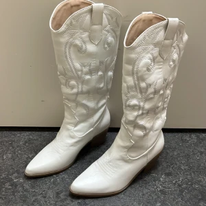 Cowboy boots - Jag säljer dessa cowboy boots som jag inte vill ha längre dessa har använts en gång ute och några gånger hemma. Fräscha och Fina.