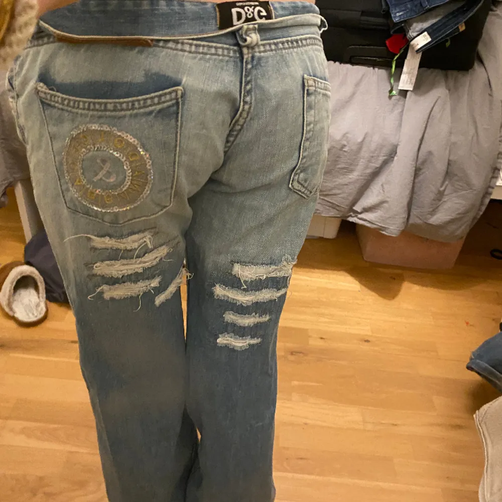 Assnygga bootcut jeans med lågmidjade och coola revor🥰🥰 jag är runt 170 och dem är bra på mig i längden!😍. Jeans & Byxor.