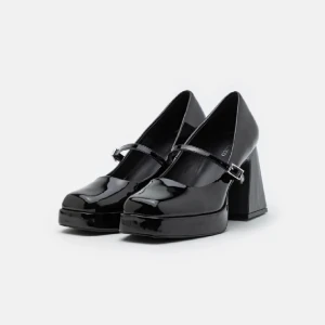 Mary Janes  - Så fina men oxå använda så slitningar på därav så billiga (se bild 2) 🤗  men i jättefint skick på sula osv🍒 de är från märket even & odd