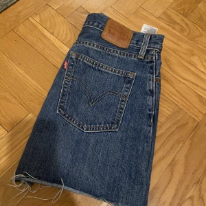 LEVIS kjol🩷🩷 - Superfin leviskjol som knappt är använd🥰 nämligen lite kort på mig som är 170.. Storlek 27
