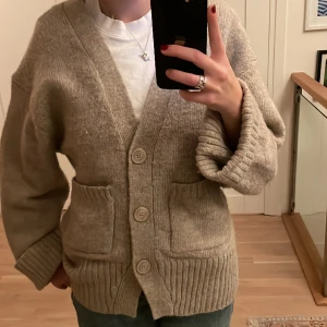 Kofta - Superfin kofta från ginatricot, bra skick, brun/beige 