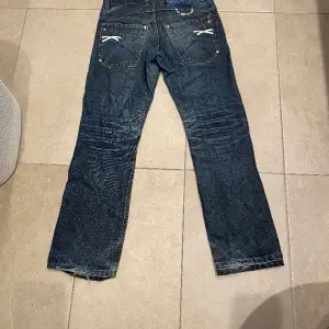 Säljer dessa jättefina jeans från Kappahl i storlek 164 men passar mig som bär s och är 170cm lång. 
