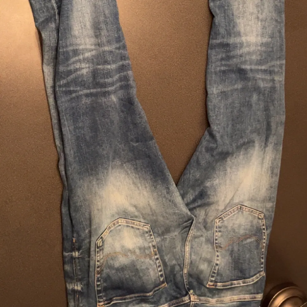 Tvär snygga Jack and Jones jeans i ljusblå färg / Modellen heter Comfort/Mike / nypris ca 600kr mitt pris - 149kr, priset är inte spikat / skriv för mer information och bättre/fler bilder. Jeans & Byxor.