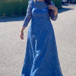 Festklänning i en nyskick  -  använd en gång i ett par timmar, köpt för 5000kr och säljer den för 2500kr Den passar stl 42-44 Finns i Eskilstuna och kan fraktas Priset kan diskuteras 